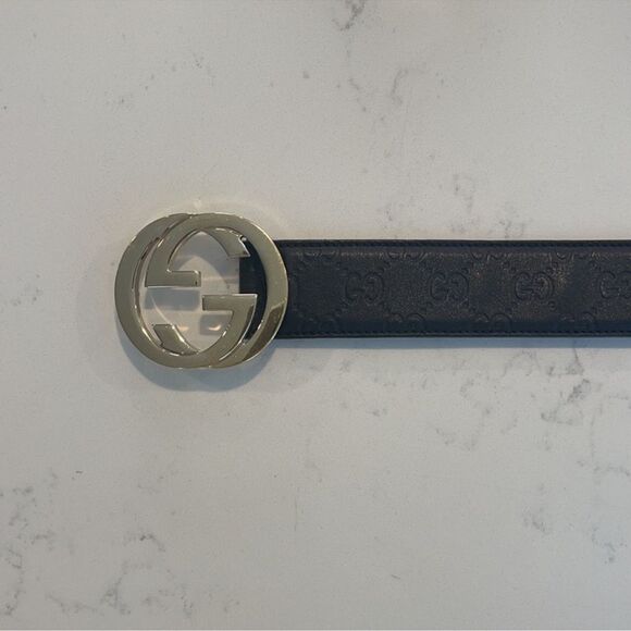 Gucci Black Leather Belt with Gold Logo Buckle - Picture 2 of 6